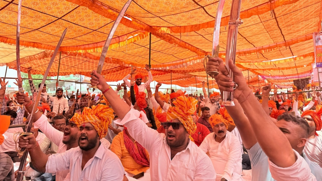 आगरा में करणी सेना का प्रदर्शन
