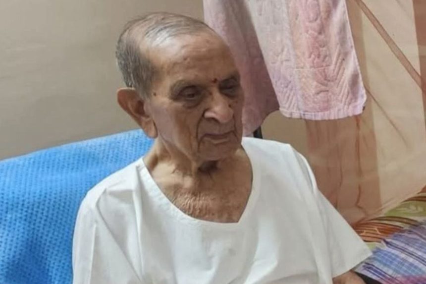 Shantaram passed away
